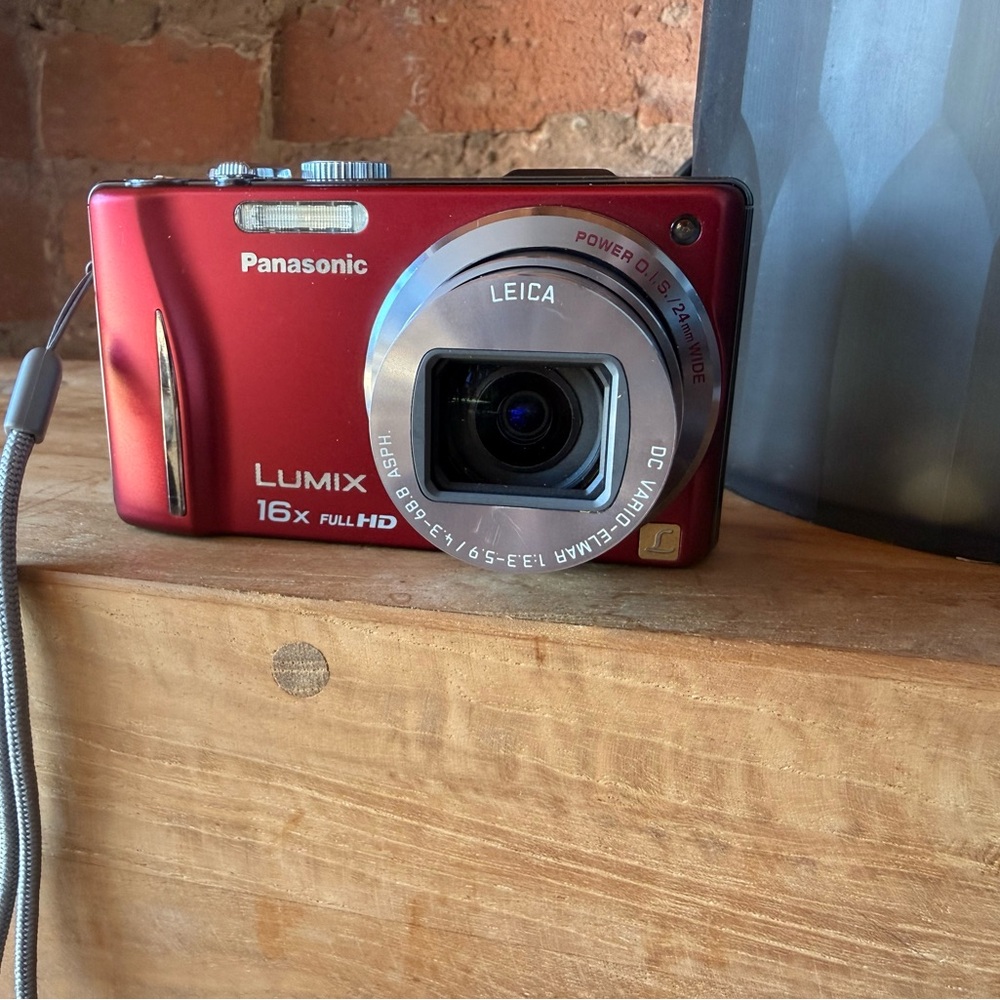 Excellent Condition: Panasonic Lumix digital camera with all accessories
